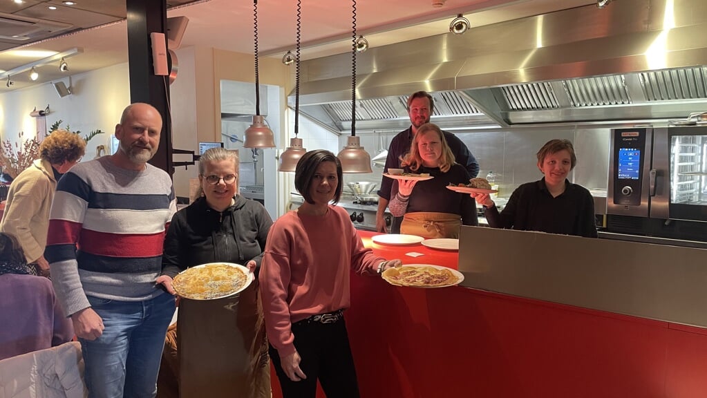 (vlnr) Bestuurslid Peter Garritsen, Corinne, Diane Koornstra, Daniëlle, Wim van de Kamp en Laura van Proeverij De Ontmoeting in Ermelo.