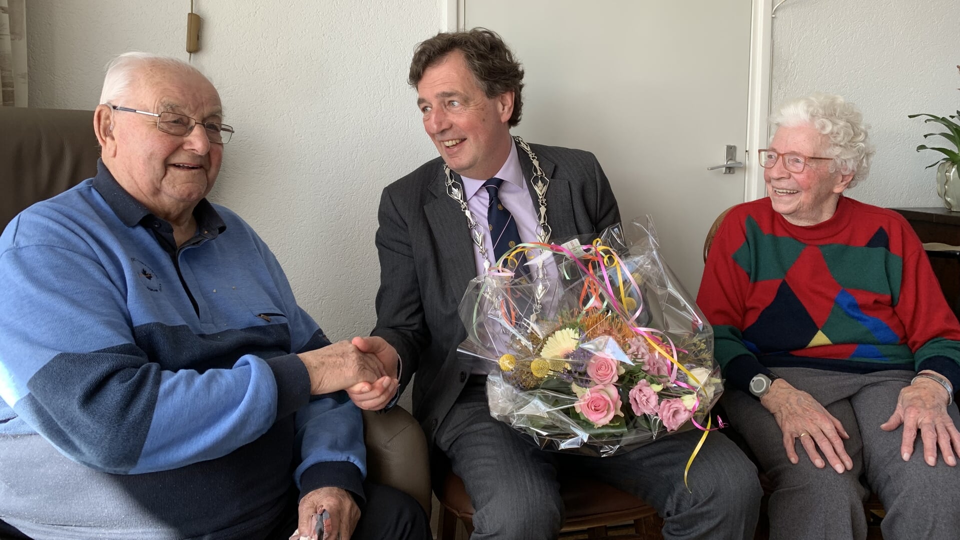 Burgemeester Verhulst feliciteert Gerrit (93) en Antje (90) met hun 65-jarig jubileum.