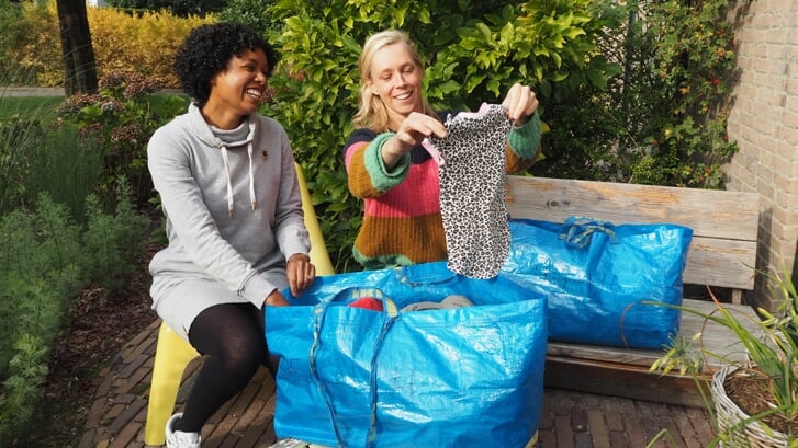 De Leusdense Cherish Grune meldde zich eerst aan bij de Amersfoortse Ketting Kledingruil, maar niet veel later kwam zij in contact met Elsbeth Haarsma en sinds de zomer van 2021 organiseert het tweetal een Leusdense Ketting Kledingruil.