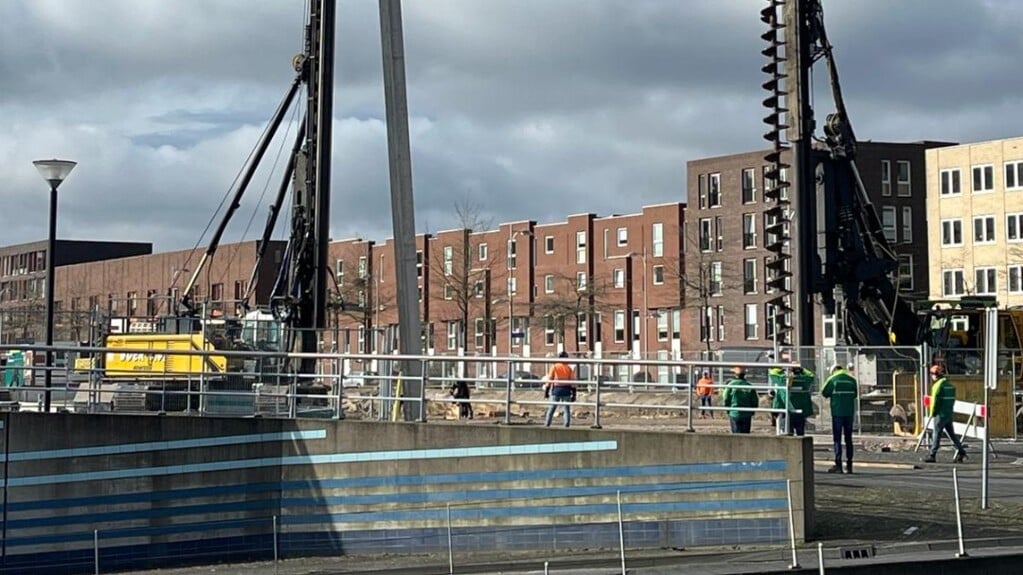 Maandag 4 maart: bouwbedrijf Dura Vermeer in de weer met heien (links) en schroeven. 
