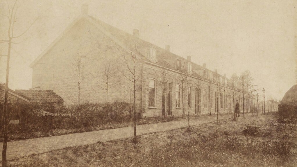 Pas opgeleverde huizen in de Lange Beekstraat, toen nog buitengebied, in 1881. 