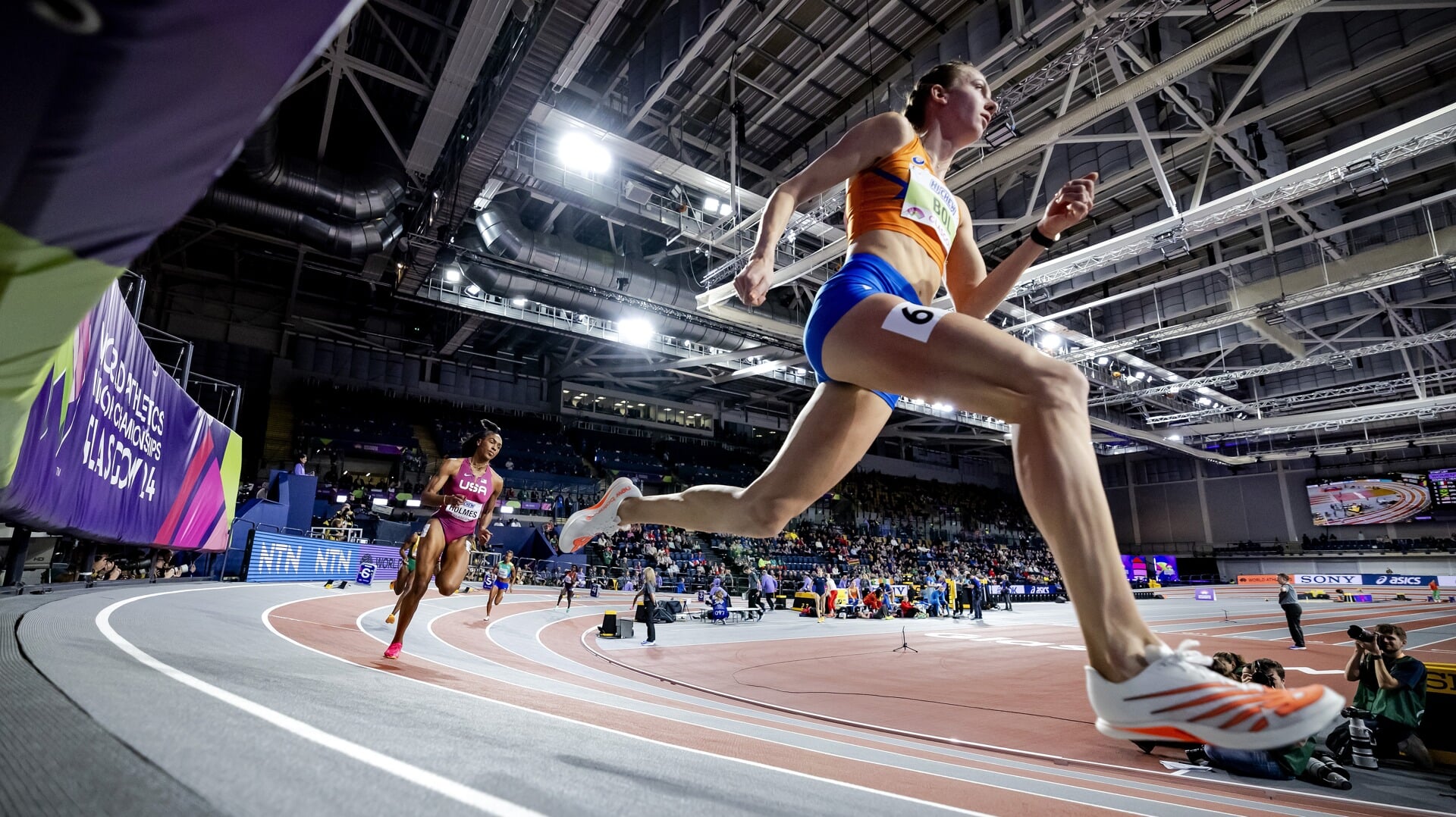 Femke Bol in actie tijdens de series van de 400 meter op de eerste dag van wereldkampioenschappen indooratletiek in Schotland.