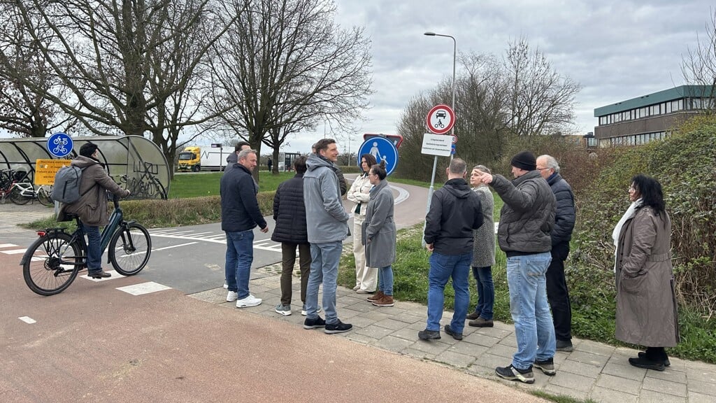 Inwoners en raadsleden bij de kruising Zeisterweg/N229, op 19 maart j.l.
