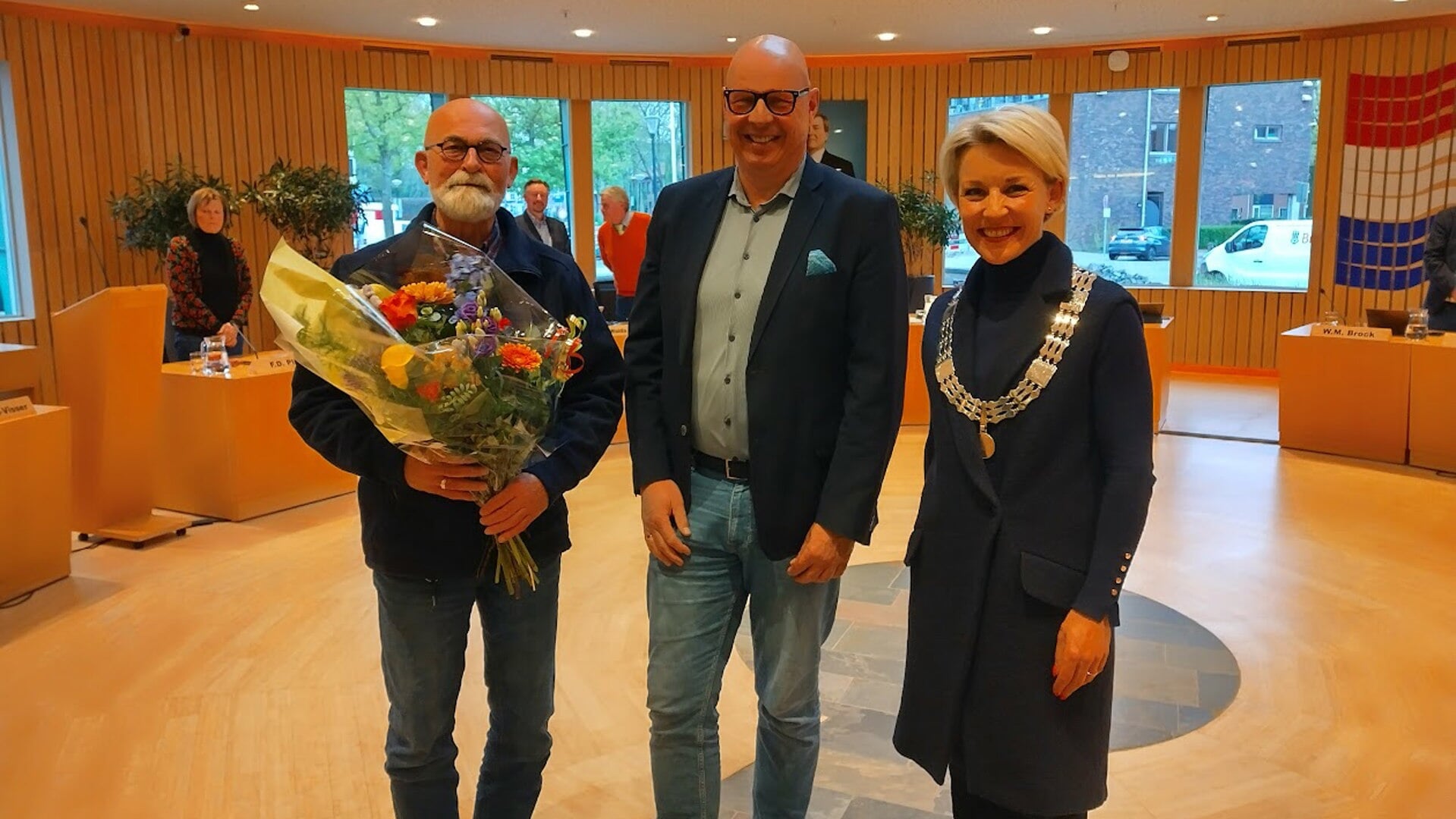 Dhr Balth de Winter, met in het midden Steven Verhaar als voorzitter van de werkgeverscommissie en burgemeester Iris Meerts