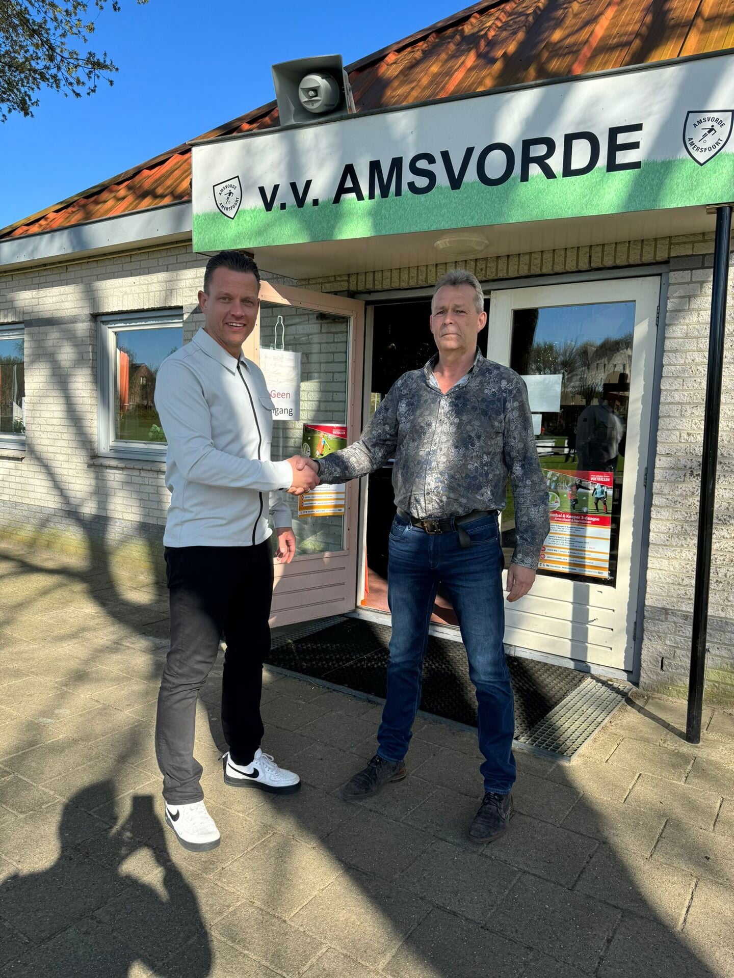 Amsvorde-voorzitter Danny de Graaf geeft de nieuwe hoofdtrainer Fred Veenstra de vijf. 'We gaan aan een nieuw eerste elftal bouwen.'
