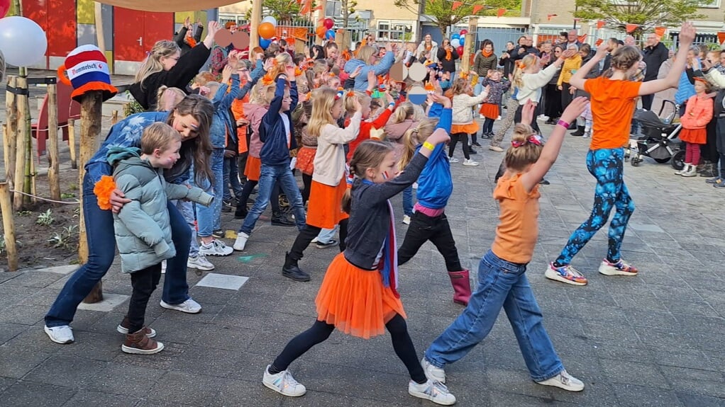 De Koningsdans werd uitgevoerd op het schoolplein