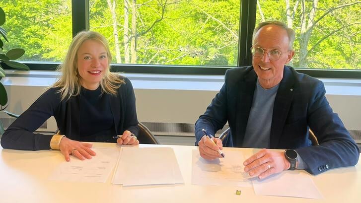 Angelique Schuitemaker (bestuurder Stichting Brentano) en Arnold Pureveen (bestuurder Woonzorg Nederland) ondertekenen de overeenkomst.