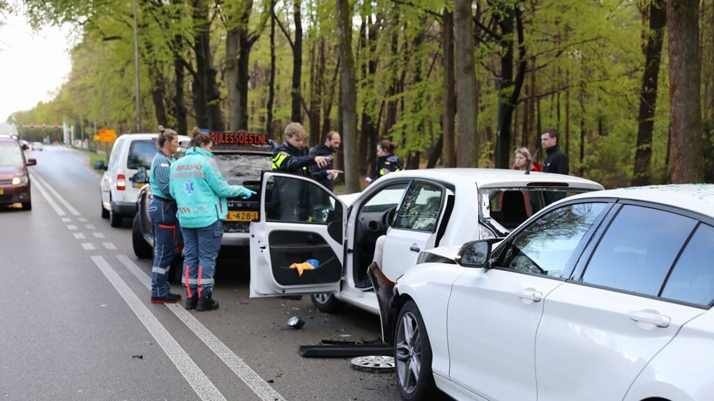 Vier auto's raakten betrokken bij de kop-staartbotsing.