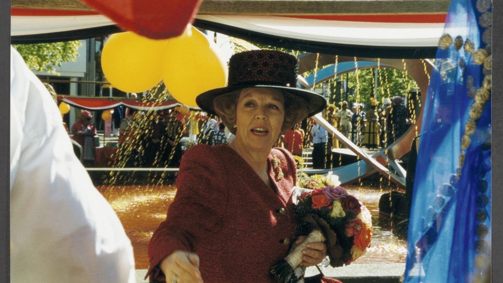 Koningin Beatrix bij de fontein met oranje water op Het Kant in Houten op Koninginnedag 1999.