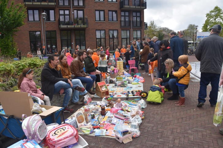 De kleedjesmarkt op de Banningstraat  in Soesterberg. 