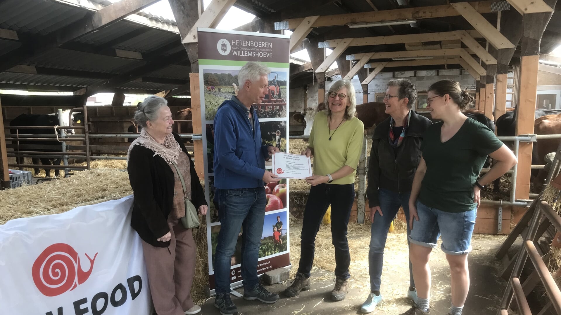 Janet Stapelbroek van Herenboeren Willemshoeve ontvangt de Stimuleringsprijs uit handen van het bestuur van Slow Food Utrecht.