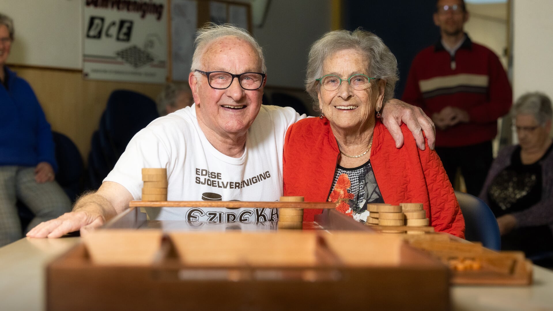 Gert en Marrie Mulder zijn al 45 jaar lid van de Ederveense Sjoelvereniging.