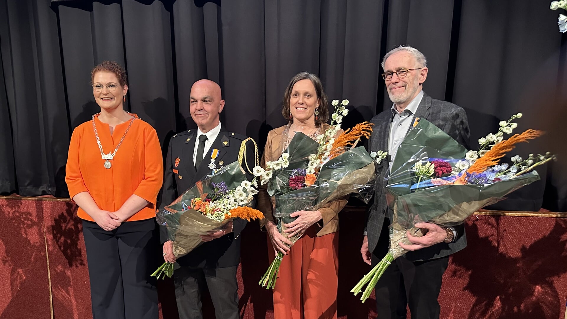 Van links naar rechts: burgemeester Magda Jansen, Tony Nijhove, Clara van Ravenhorst en Gerrit van de Berkt.