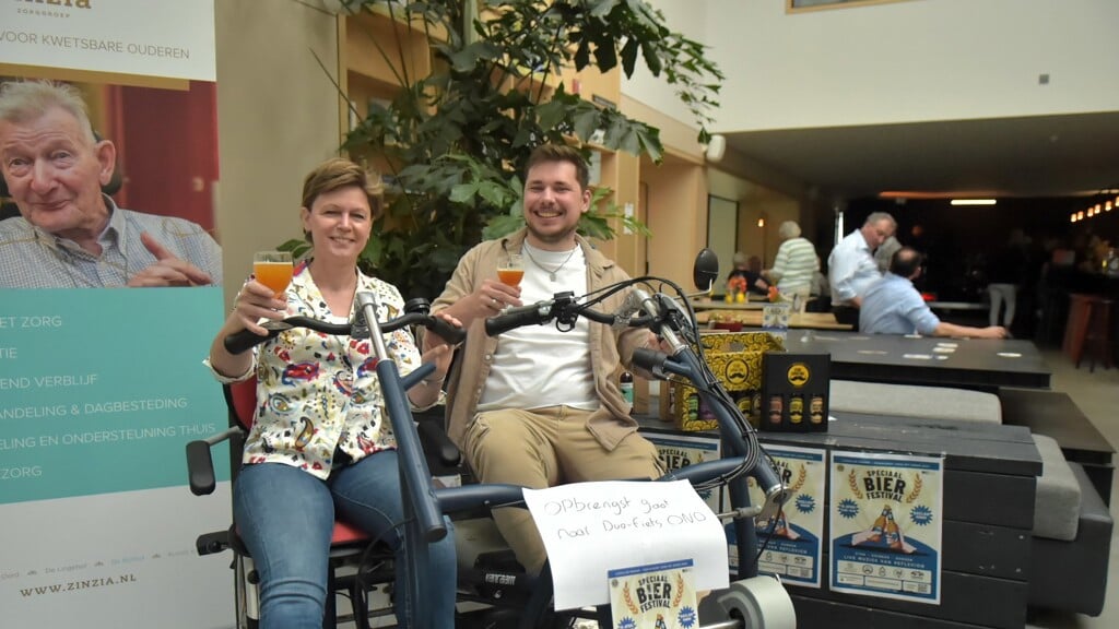 Agnes van der Louw en Jack Vruggink van Oranje Nassau’s Oord, genieten in de aangeboden elektrische duo fiets.