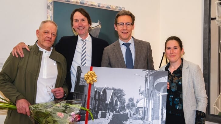Dick Huijer, wethuder Herber Raat (Erfgoed), burgmeester Tjapko Poppens en Willemijn Paijmans (projectleider programma Historisch Besef) met de 15.000ste foto histroische foto van Beeldbank Amstelveen.
