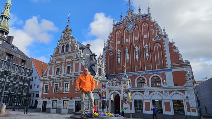 Hans Mazier in Riga met op de achtergrond het 'House of Blackheads'.