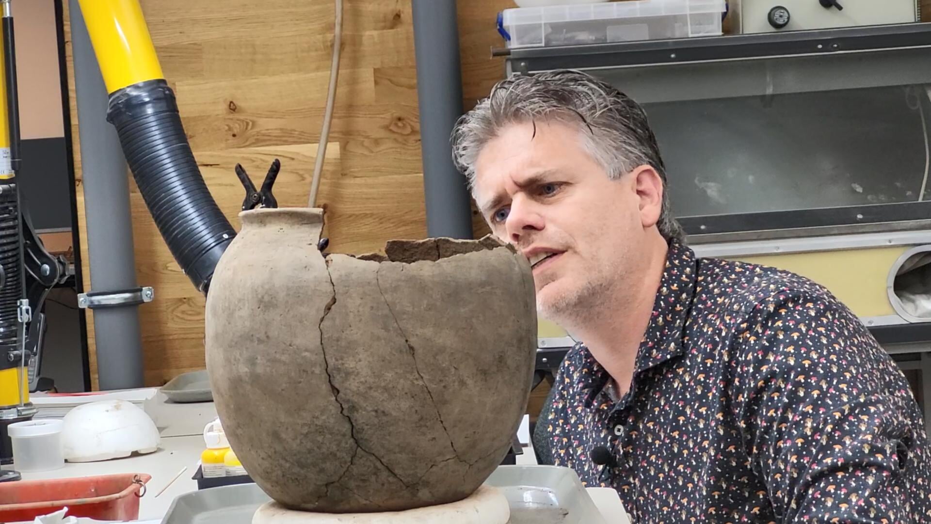 Gemeentelijk archeoloog Peter Weterings met de urn die bij Amerongen werd gevonden.