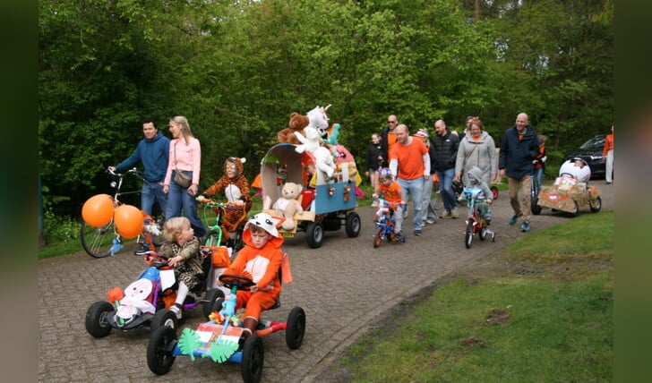 Kinderoptocht met vele versierde skelters en fietsen