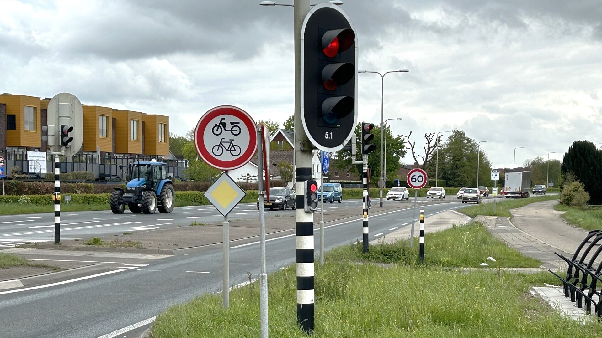 Tractoren mogen nu op de N229, tot opluchting van fietsers op de westelijke parallelweg naar en vanuit 't Burgje.