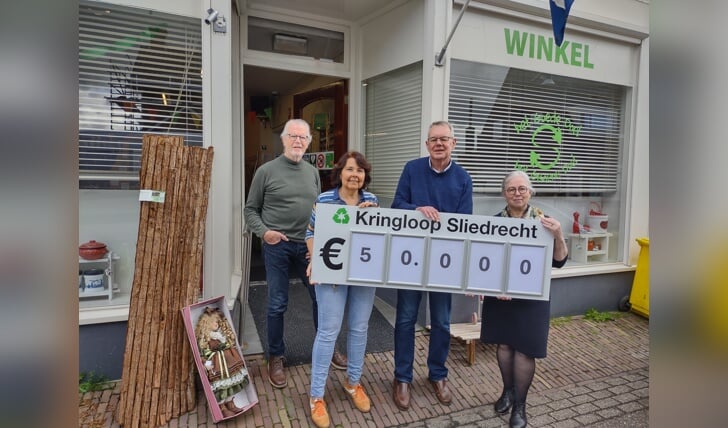 V.l.n.r. Gert de Bruin (bestuurslid kringloopwinkel), Gerdien Schlieker (vrijwilliger), Jacques Meijer (bestuurslid kledingbank), Aria Blokland (vrijwilliger)