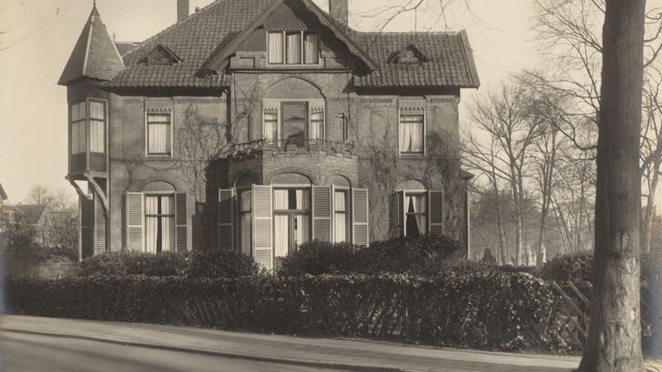 De opdrachtgever was niet al te bescheiden, want als naam werd ‘Casa Cara’ gekozen, vertaald naar het Nederlands zowel ‘duur huis’ als ‘beste huis’.