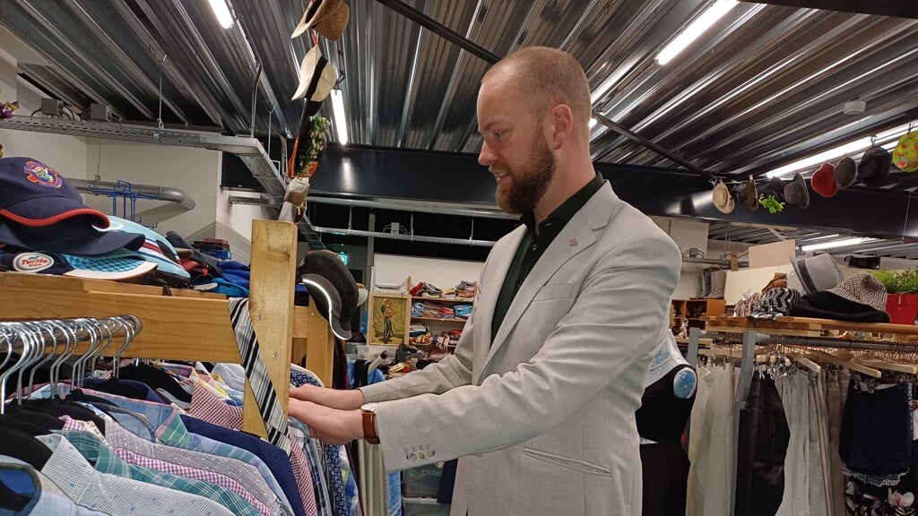 Wethouder Martijn Pijnenburg brengt en koopt kleding bij Nel's Kledingservice
