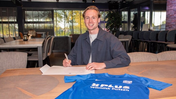 Jostein Ohm tijdens de ondertekening van zijn contract bij SDC Putten.