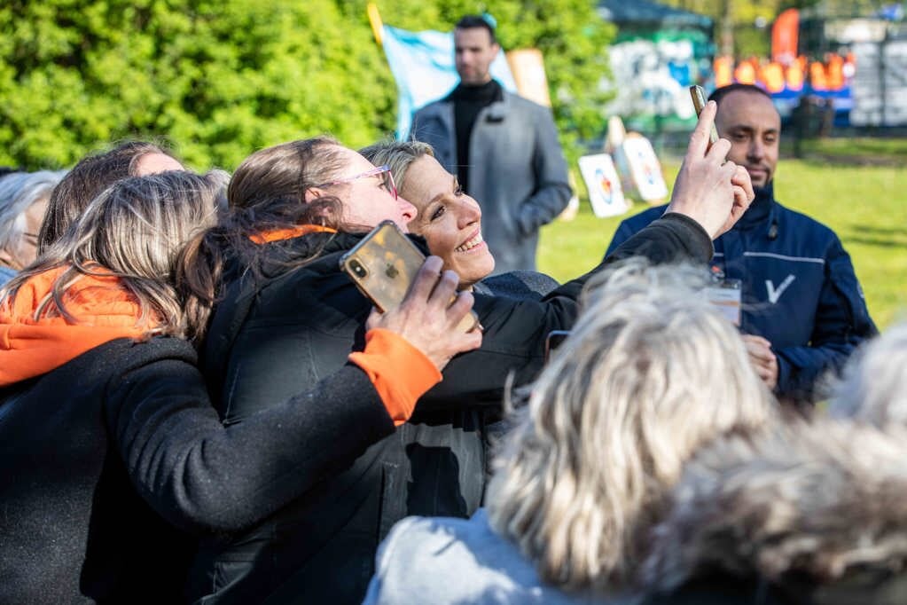 Maxima maakt selfie met het aanwezige publiek.