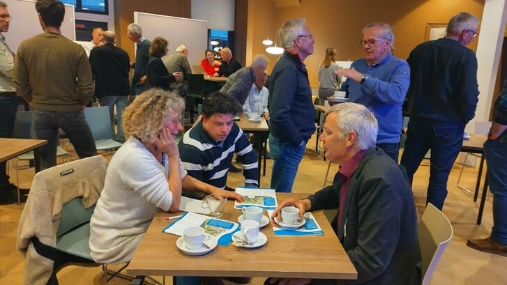 Na de presentatie ging Hoogheemraad Bert de Groot (rechts) in gesprek met bewoners van woonschepen in het Wijkse Inundatiekanaal