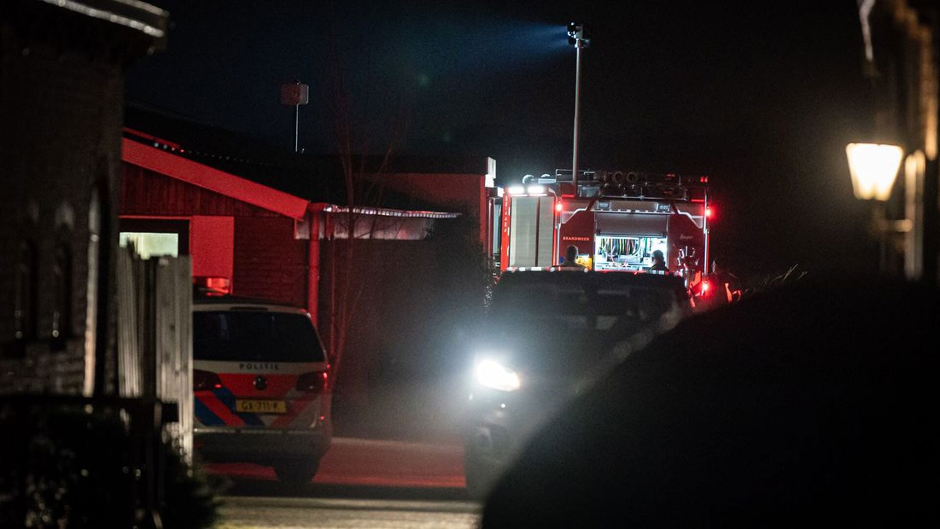 Politie en brandweer bij het onderzoek in Schalkwijk.