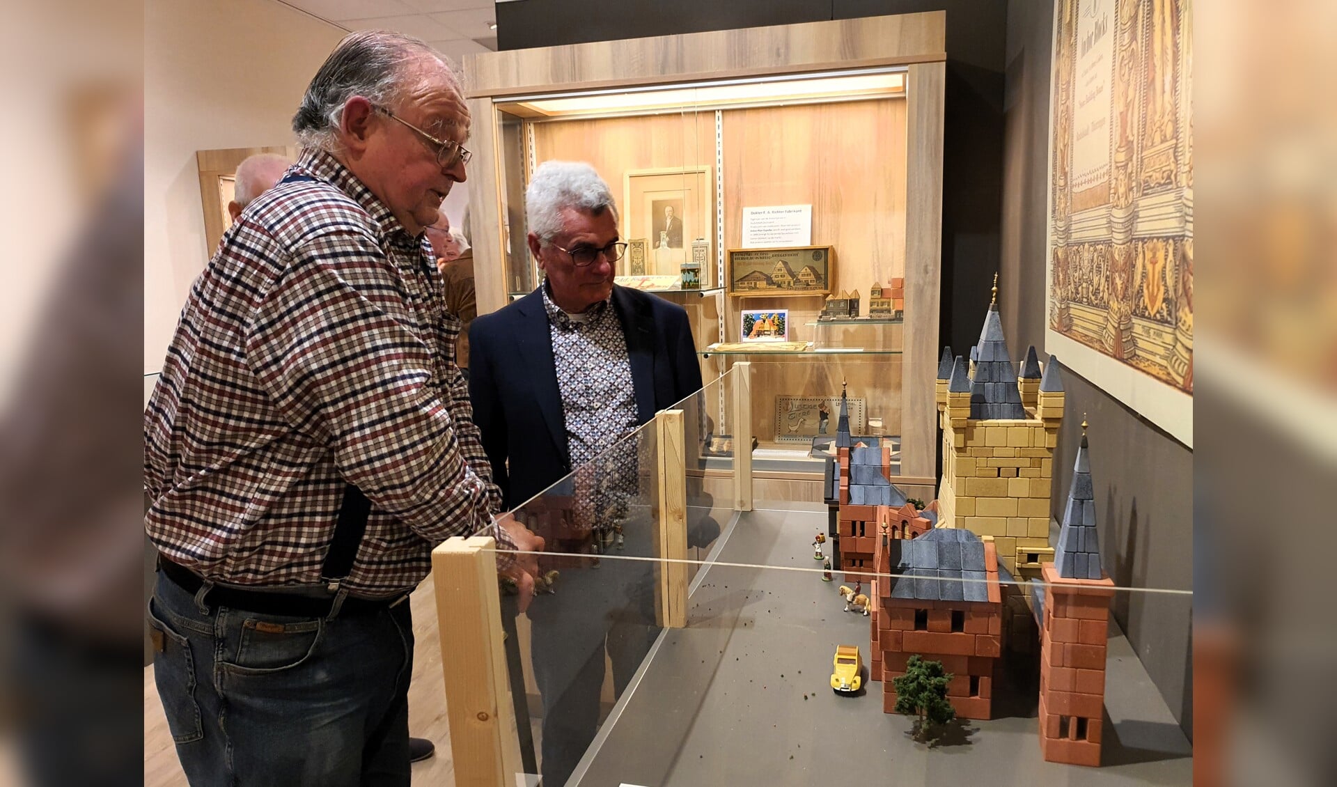 Ad van Swelm (links) geeft uitleg over de Ankerstenen aan de voorzitter van het Kijk en Luistermuseum, Jos van Kroonenburg.