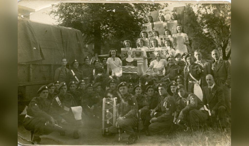 Verlate viering van Koninginnedag, kort na de bevrijding in 1945, met o.a. Canadese militairen.