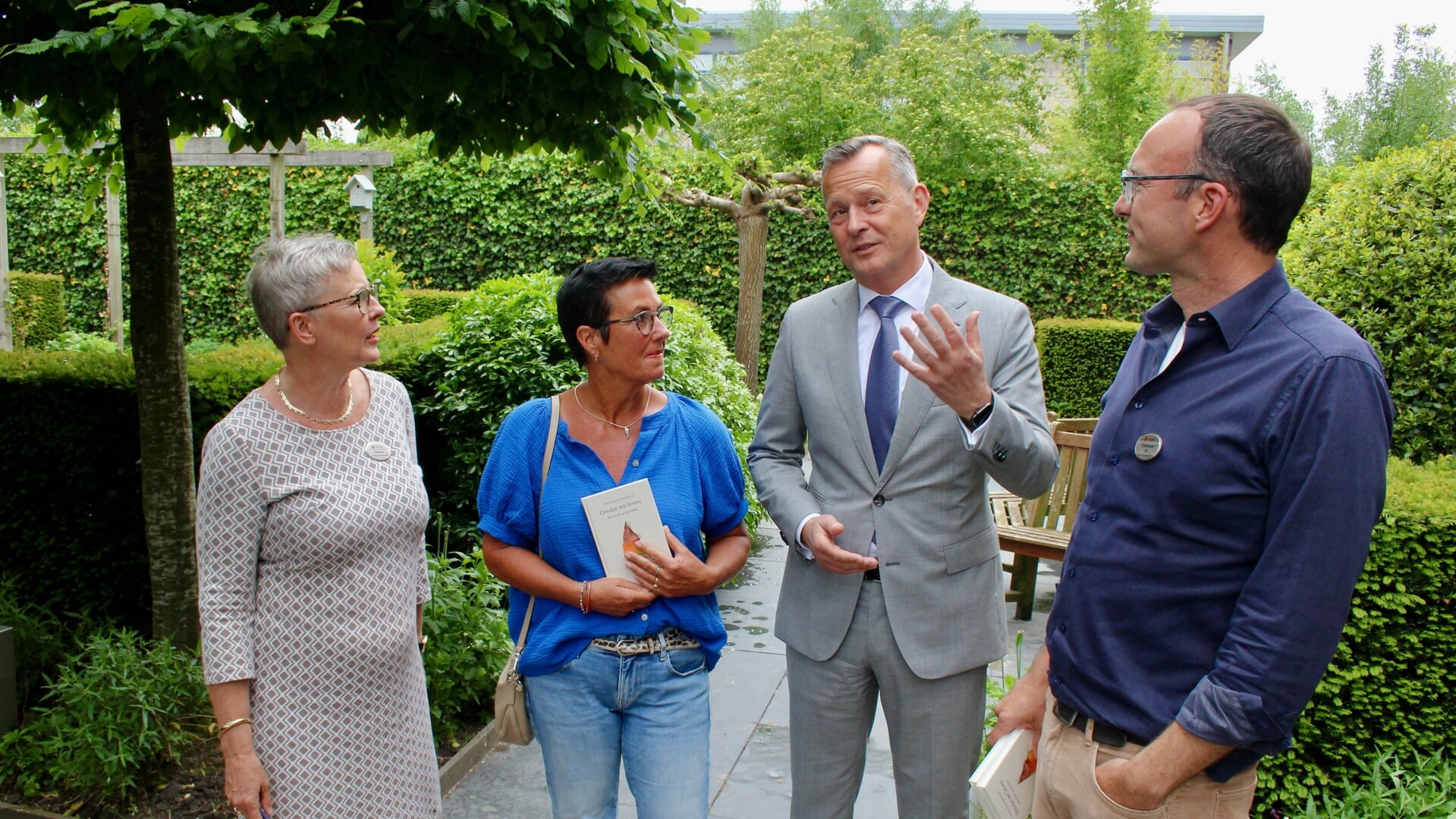 Arthur van Dijk in de tuin van Bardo in gesprek met Simone Koops (links), Jacqueline Buijs en Christiaan Rhodius (rechts).