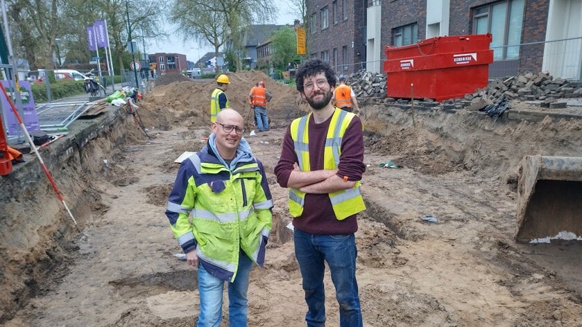 Archeologen Timo Vanderhoeven en Nils Schuurmans op de vindplaats Steenstraat Wijk bij Duurstede