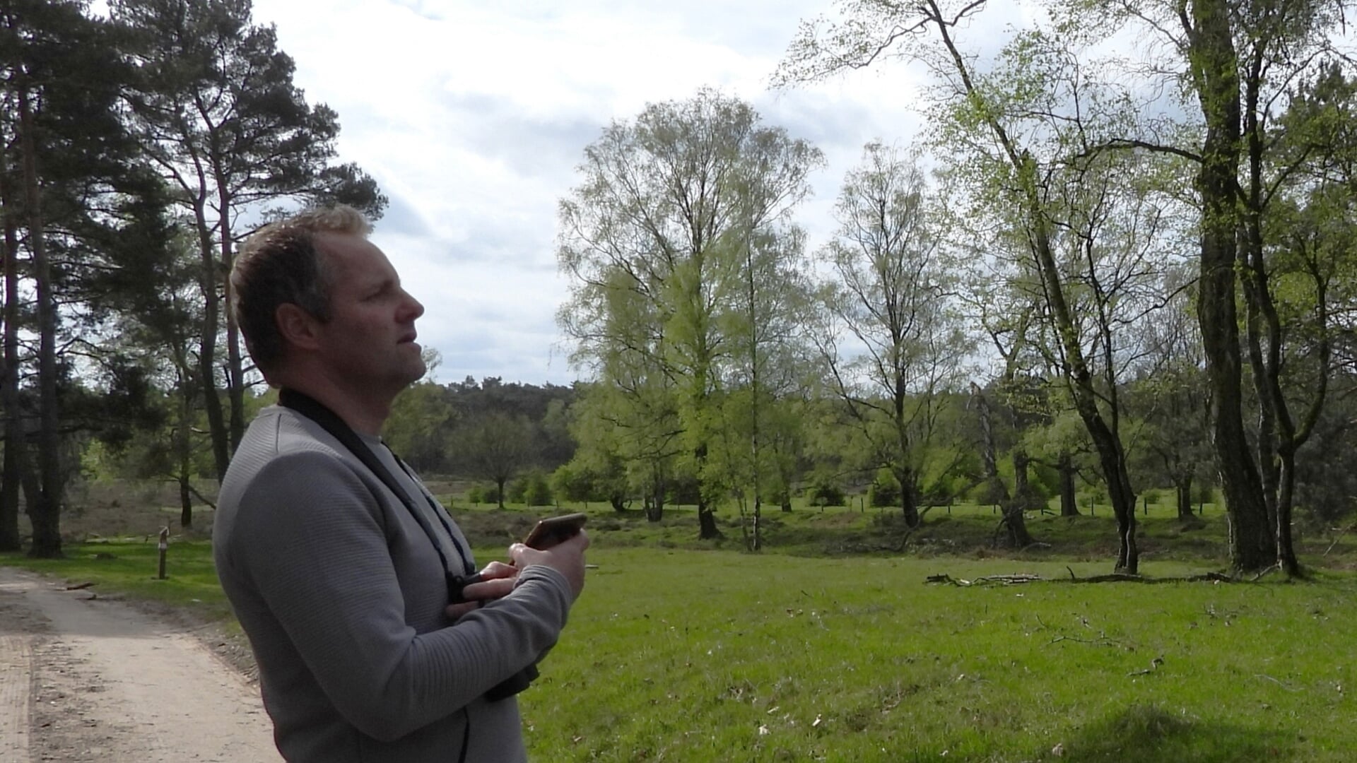 Cees Fraanje luistert naar vogelzang op Nieuw-Reemst.