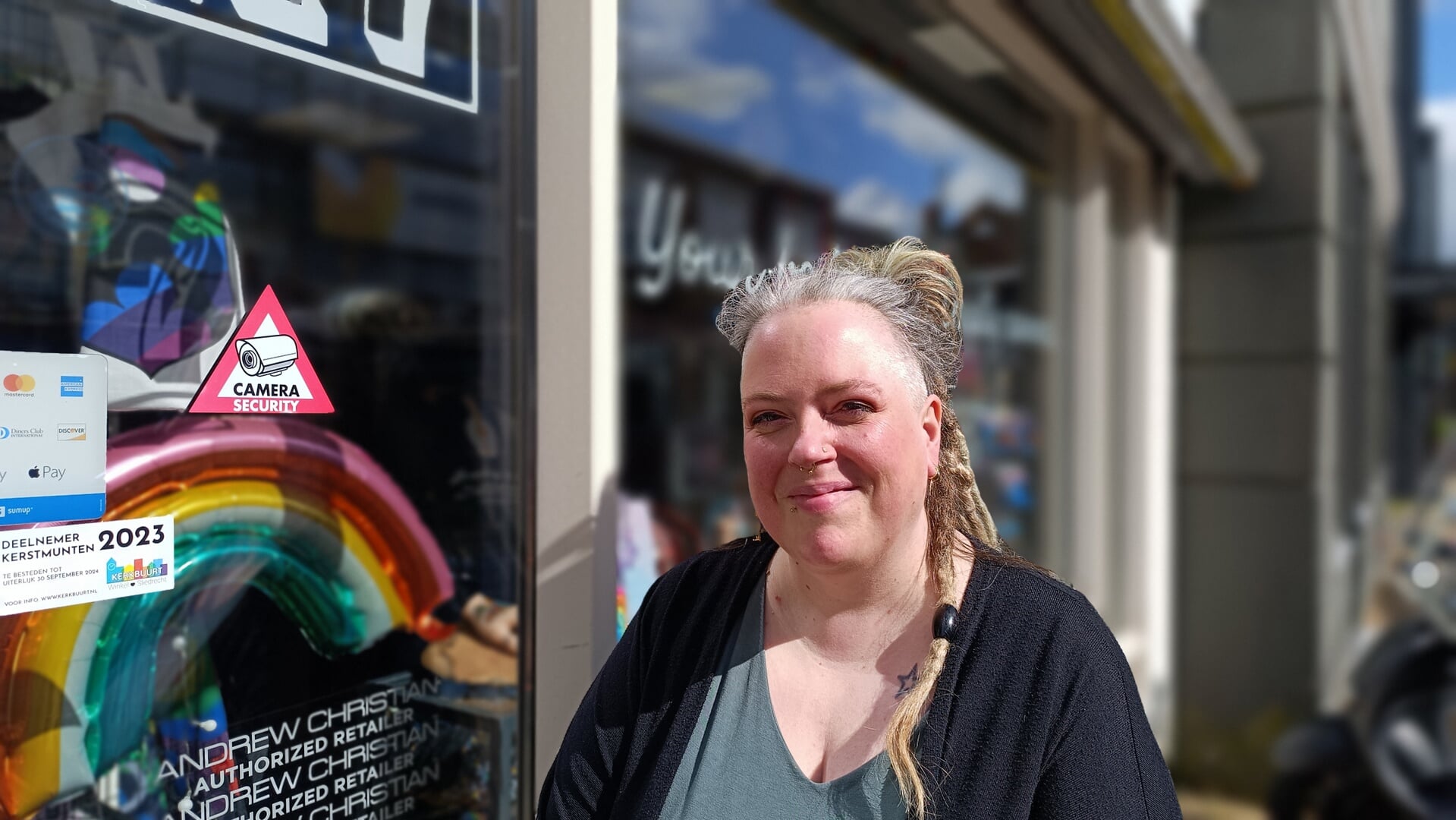 Saskia Remeijsen - Van Mourik voor haar winkel aan de Kerkbuurt. 