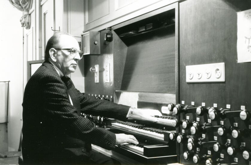 Jan Bonefaas achter het orgel in de Grote kerk in 1991