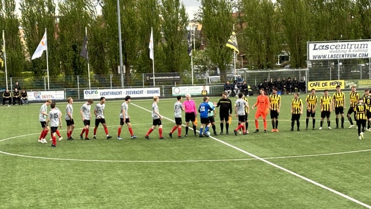 De line-up voor aanvang van de wedstrijd in Vlaardingen