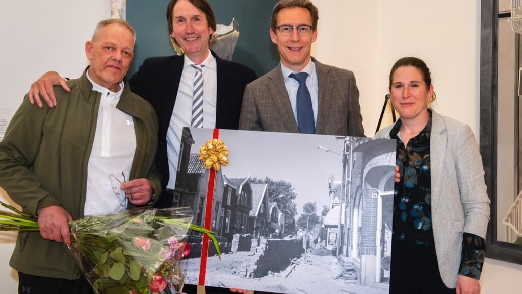 Dick Huijer, wethouder Herber Raat (Erfgoed), burgemeester Tjapko Poppens en Willemijn Paijmans (projectleider programma Historisch Besef) met de 15.000ste historische foto van Beeldbank Amstelveen.