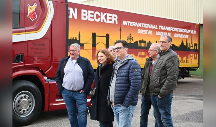 De Soester Zakenkring, met centraal voorzitter Johanna Six, op bezoek bij Ben Becker.