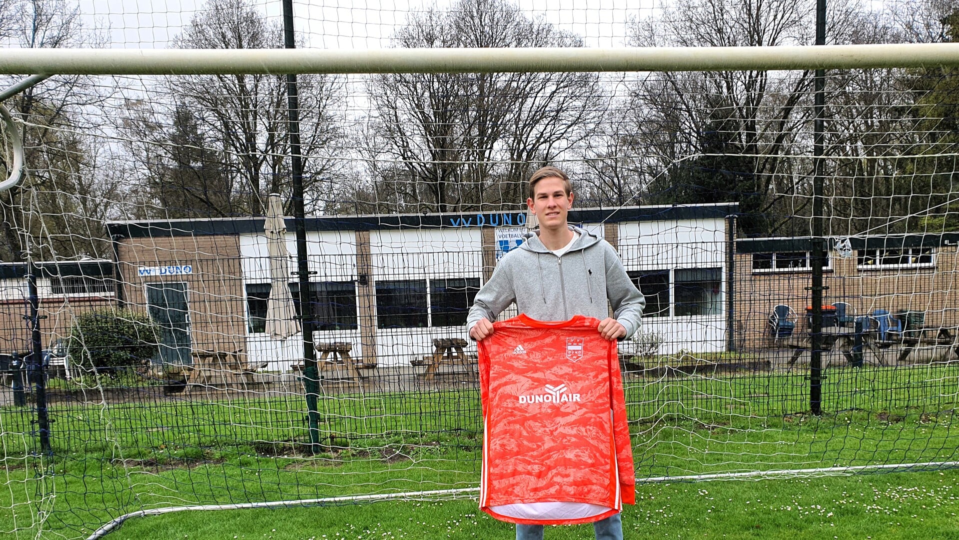 Stijn Arndts poseert met het Duno-keepersshirt.