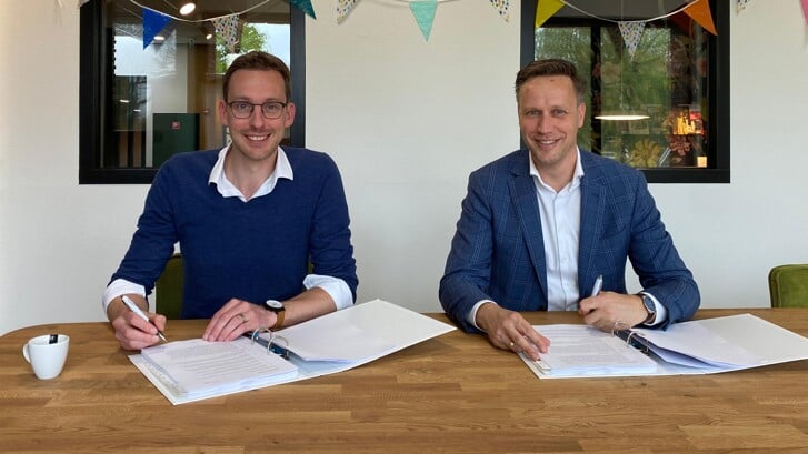 De ondertekening door Job Schouten (Van Bekkum) en Henk Jonker (Rudolphstichting).