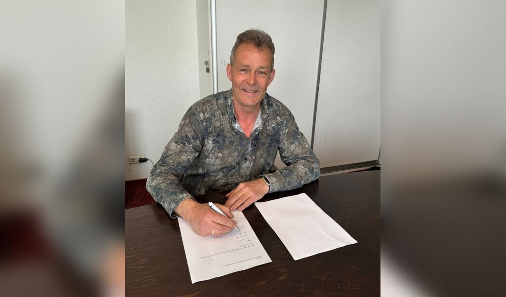 Fred Veenstra tekent het contract bij Amsvorde.