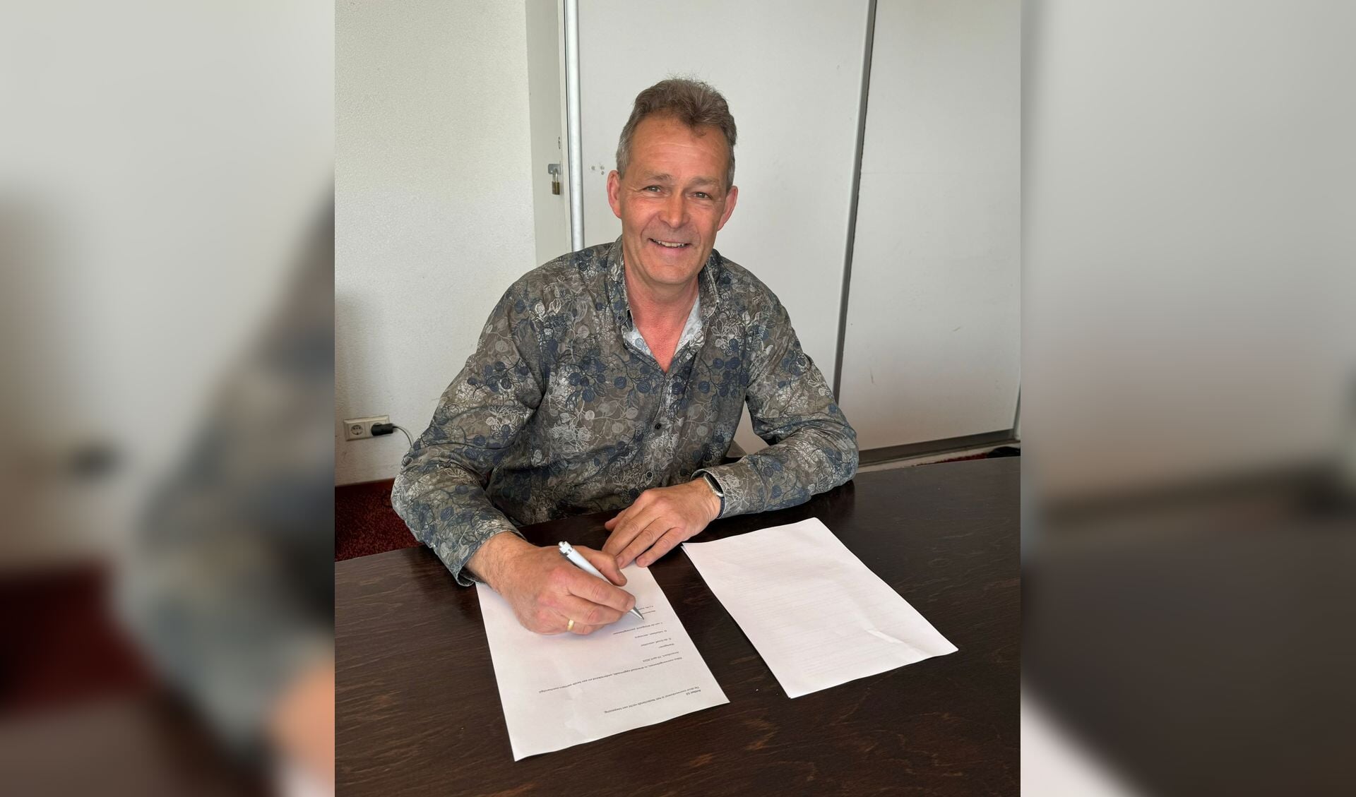 Fred Veenstra tekent het contract bij Amsvorde.