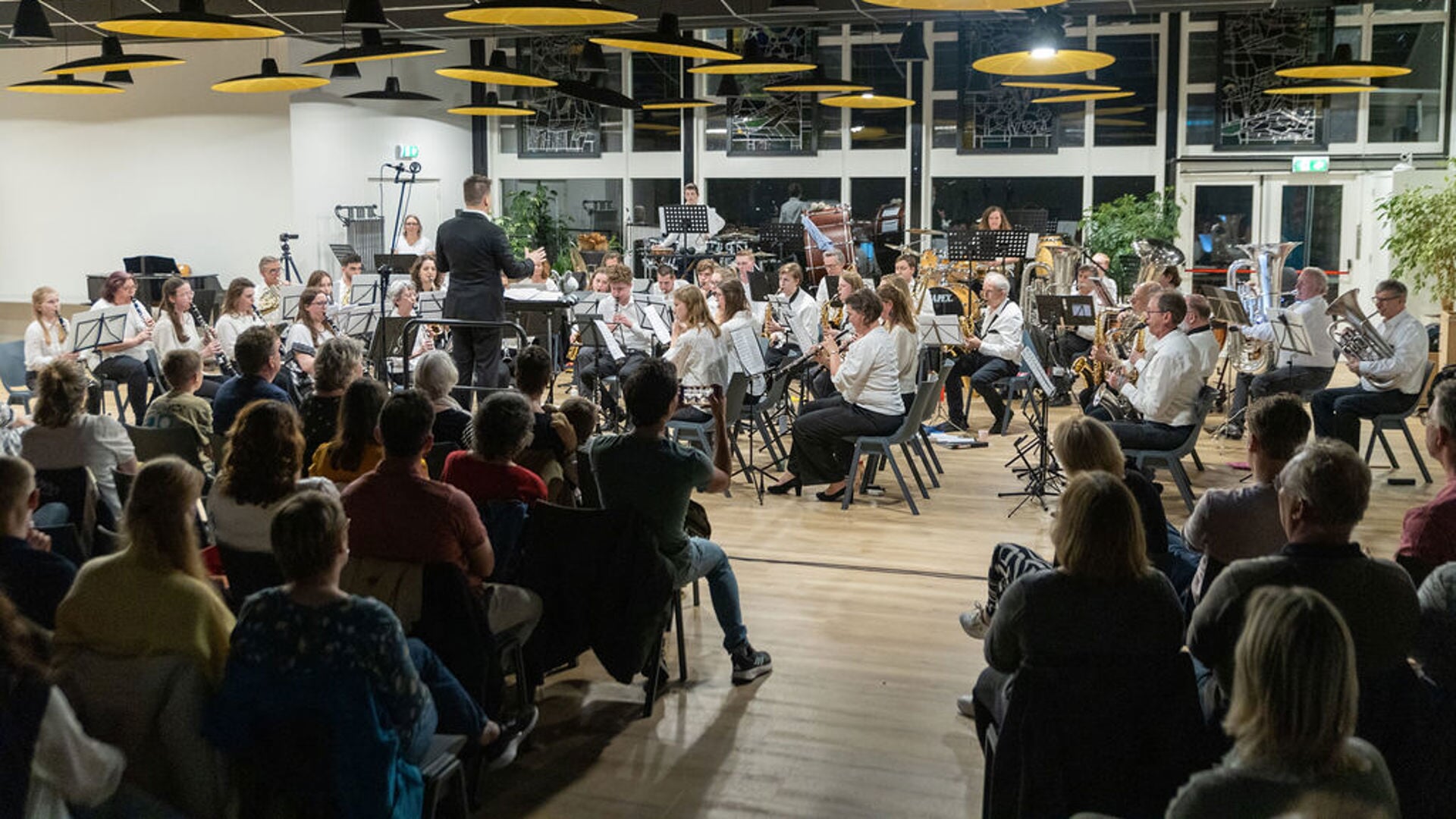 Het studieorkest met oud-leden tijdens een concert in Amerpoort.
