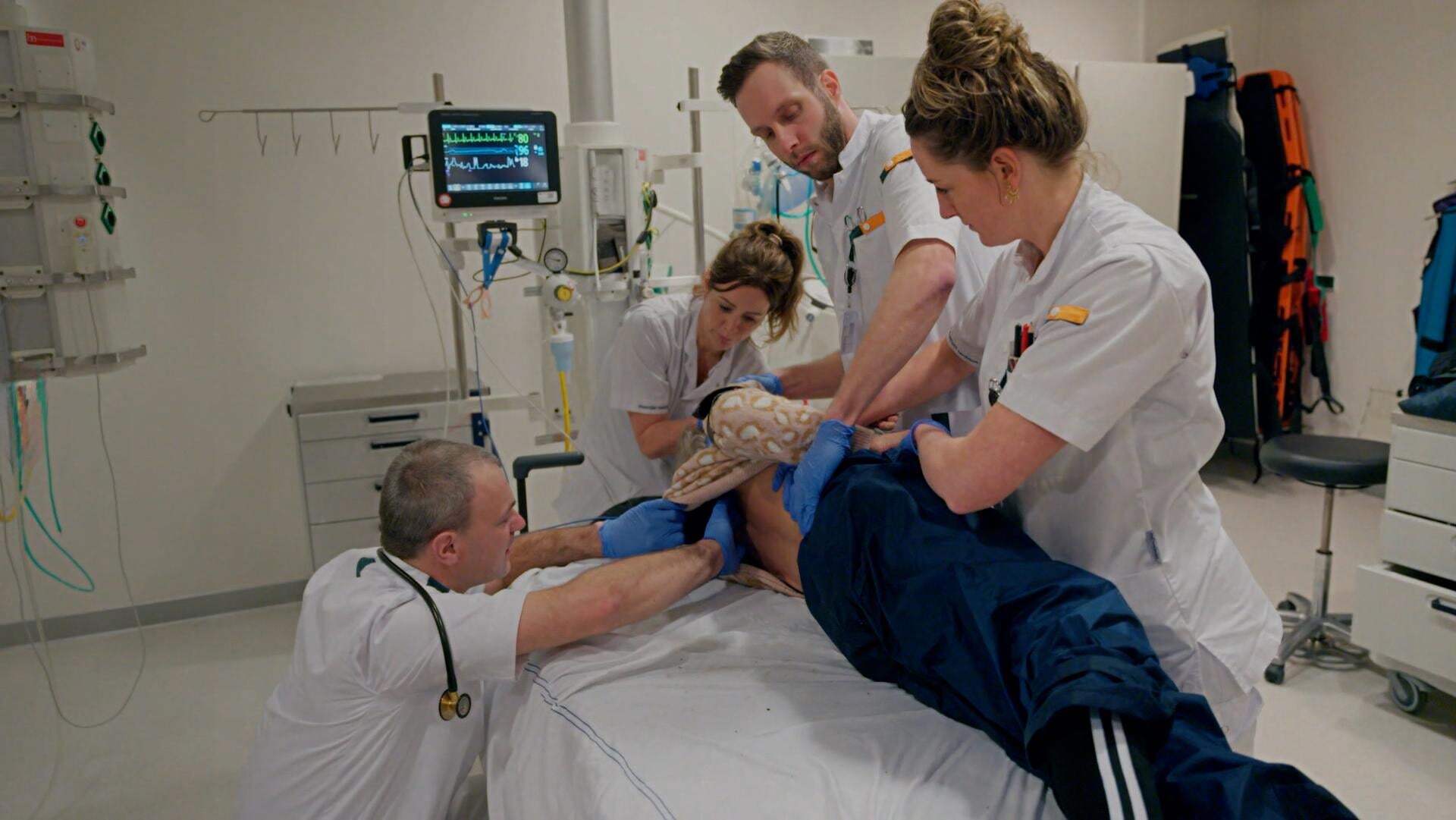 Het SEH-team van Meander helpt een patiënt.