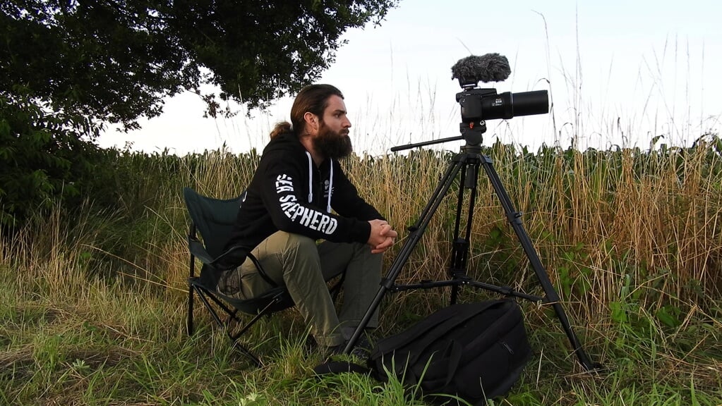 Jonathan van Deelen bracht veel uren door achter zijn camera om de steenuilen zo goed mogelijk in beeld te krijgen.