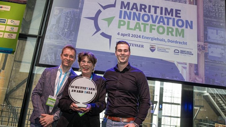 Holland Shipyards directeur Marco Hoogendoorn (l) en Andrea Haudrich van Riveer met de Schuttevaer Award