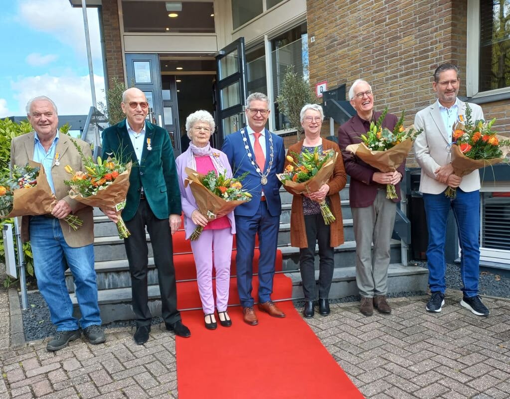 De gedecoreerden in Hardinxveld-Giessendam, gegroepeerd om de burgemeester