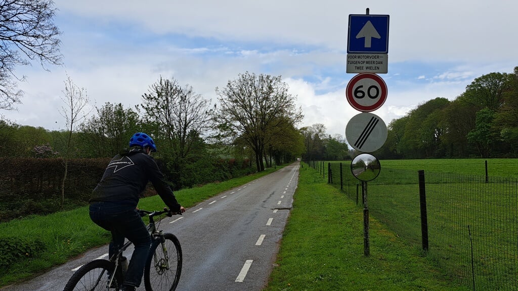 Met 60 km per uur over Praamgracht is onveilig voor fietsers, vindt Adriaan Voeten.
